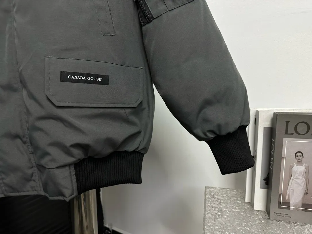 P780 [Canada goose] 01 Exdition Parka Down Jacket for Couples. Genuine original version. You need to compare with the genuine product at any time. All accessories are custom-made from the original factory. 💯The softness and hardness of the fabric is compared with the original one. It can be restored by kneading at will (fabric misunderstanding: fabrics with high hardness are not waterproof. Only those who buy the latest authentic version this year will notice the softness and comfort of the fabric) 💯The down is synchronized with the genuine white duck down, fluffy and not lumpy. Electronically controlled velvet filling machine 💯Customized zippers with genuine YKK military-grade copper core zipper pullers, high hardness and no jamming 💯The fur collar is purchased from Western Canada coyote skin original customization 💯All workmanship and wiring are controlled by workers with more than ten years of service. They must be horizontal and vertical, and are not crooked. The inner wiring density is more sophisticated. Feel free to compare 💯label, collar label, washed label, hangtag, zipper rope, pocket label Back label, collar velvet, Velcro fasteners, cuffs, all details are updated simultaneously with the original product. The best version, the most complete colors, battle all kinds of worldly goods, sizes: XS-XXL